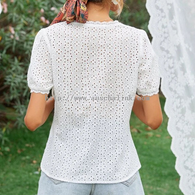 New Design Pure Cotton White Eyelet Embroidered V-neck Bubble Sleeve Casual Top for Women
